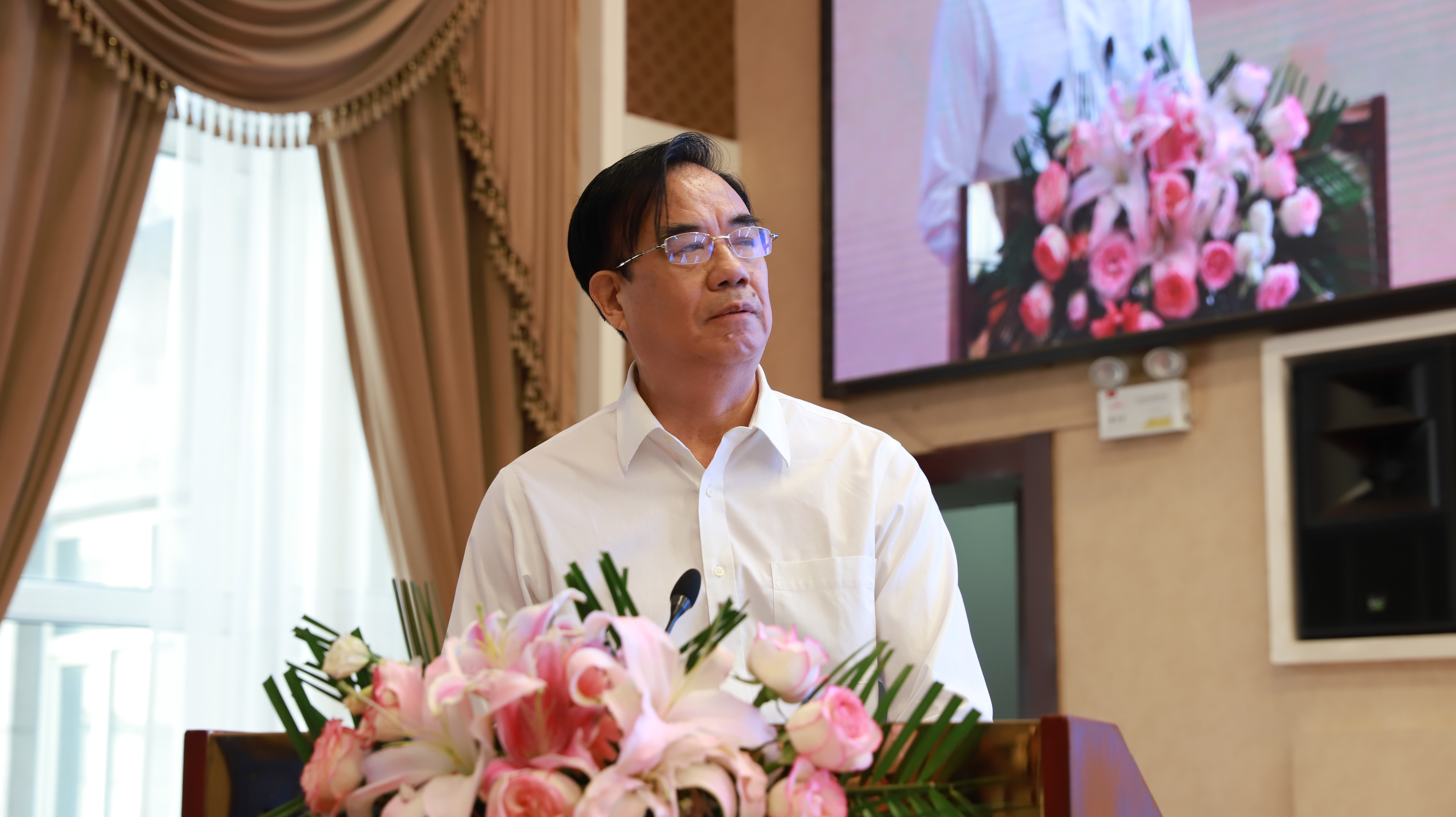 丝绸之路中药民族药产业发展学术会议·中国药学会民族药专业委员会成立大会暨新疆药学会成立60周年在乌鲁木齐举行