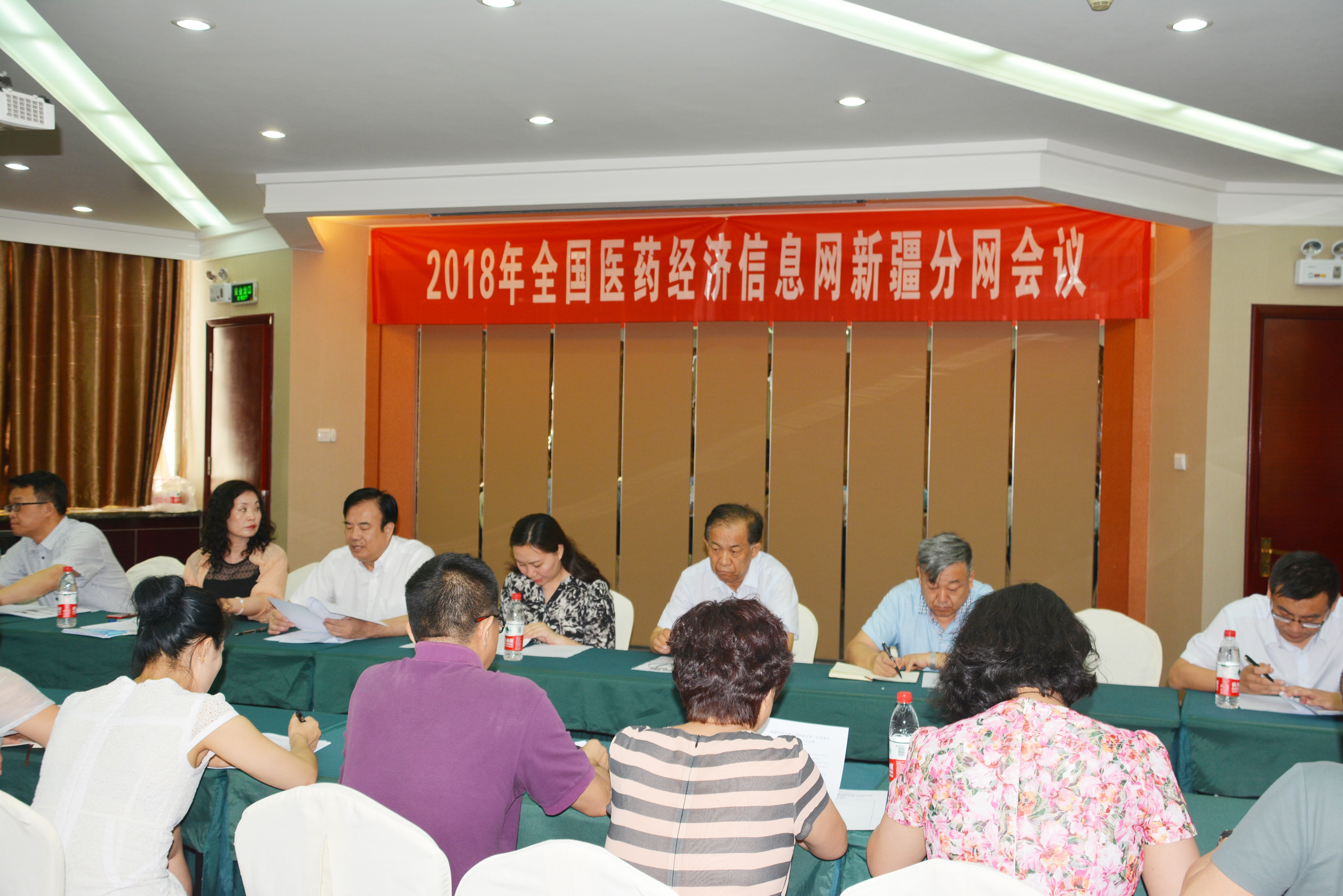 新疆药学会第九届理事会第三次理事长秘书长联席 会议暨“新医改形势下的医院药学服务与发展”研讨会 在塔城市成功举办2018年6月21日——23日新疆药学会在塔城市召开“新疆药学会第九届理事会第三次理事长秘书长联席会议暨“新医改形势下的医院药学服务与发展’研讨会”，理事、常务理事及医疗机构会议代表50人参加了会议，自治区中医民族医药管理局副局长赵新建、塔城地区卫生和计划生育委员会党组书记刘永华、塔城地区人民医院院长、党委副书记夏建江、中国药学会科技开发中心主任周颖玉、自治区人民政府参事、新疆药学会副理事长贾晓光、等领导出席了大会开幕式。开幕式由自治区人民政府参事、新疆药学会副理事长贾晓光主持。自治区中医民族医药管理局副局长赵新建；塔城地区卫生和计划生育委员会党组书记刘永华；塔城地区人民医院院长、党委副书记夏建江；新疆药学会理事长、顾政一研究员先后在大会开幕式上分别致辞。