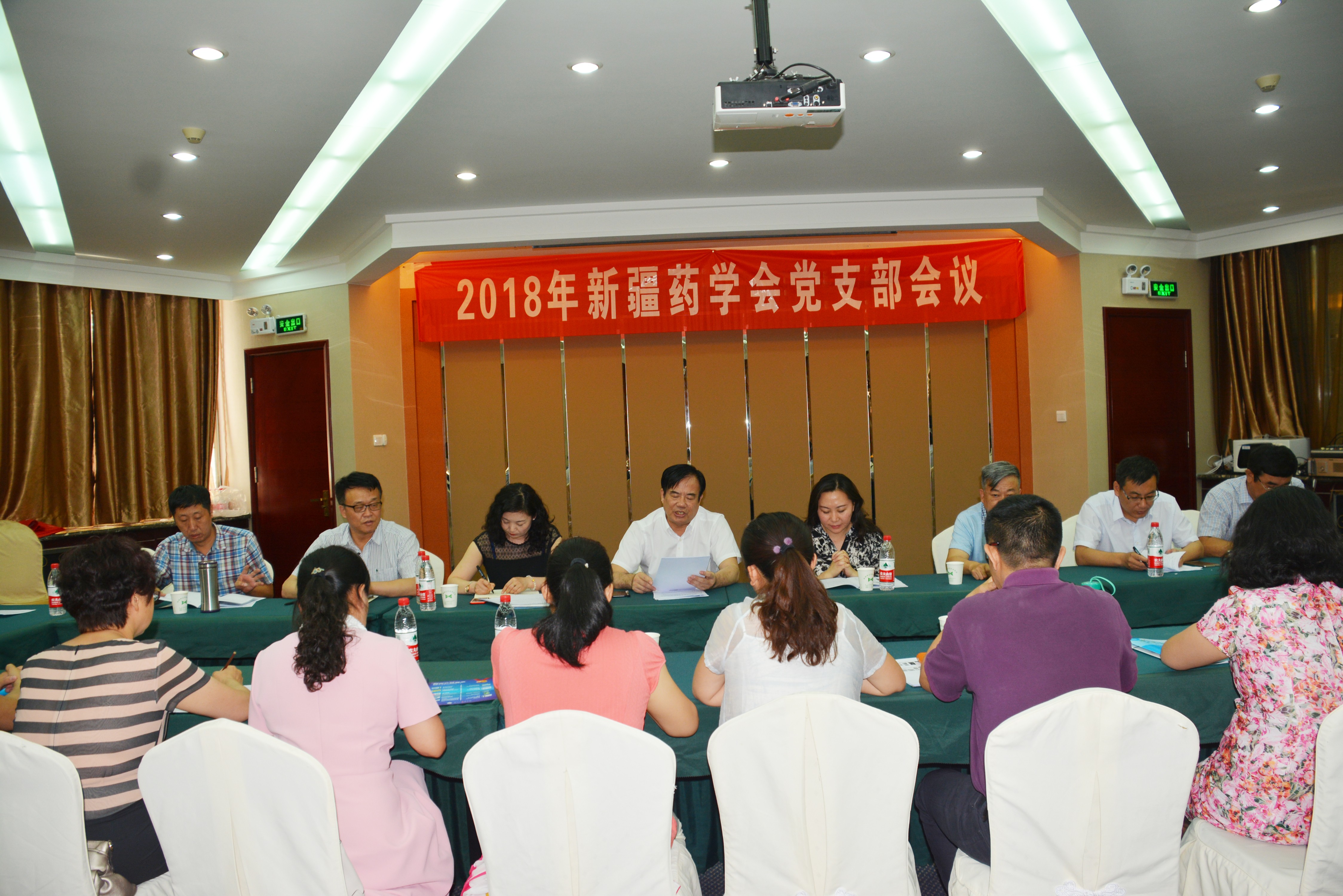 新疆药学会第九届理事会第三次理事长秘书长联席 会议暨“新医改形势下的医院药学服务与发展”研讨会 在塔城市成功举办2018年6月21日——23日新疆药学会在塔城市召开“新疆药学会第九届理事会第三次理事长秘书长联席会议暨“新医改形势下的医院药学服务与发展’研讨会”，理事、常务理事及医疗机构会议代表50人参加了会议，自治区中医民族医药管理局副局长赵新建、塔城地区卫生和计划生育委员会党组书记刘永华、塔城地区人民医院院长、党委副书记夏建江、中国药学会科技开发中心主任周颖玉、自治区人民政府参事、新疆药学会副理事长贾晓光、等领导出席了大会开幕式。开幕式由自治区人民政府参事、新疆药学会副理事长贾晓光主持。自治区中医民族医药管理局副局长赵新建；塔城地区卫生和计划生育委员会党组书记刘永华；塔城地区人民医院院长、党委副书记夏建江；新疆药学会理事长、顾政一研究员先后在大会开幕式上分别致辞。